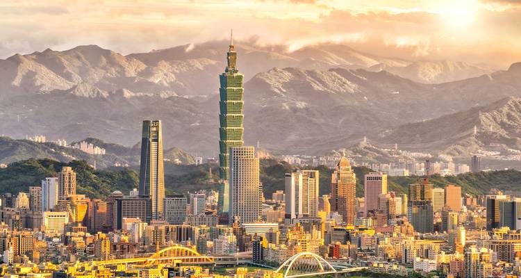 Goldene Stunde Panorama der Taipeh-Skyline mit Taipei 101 vor Bergkulisse.