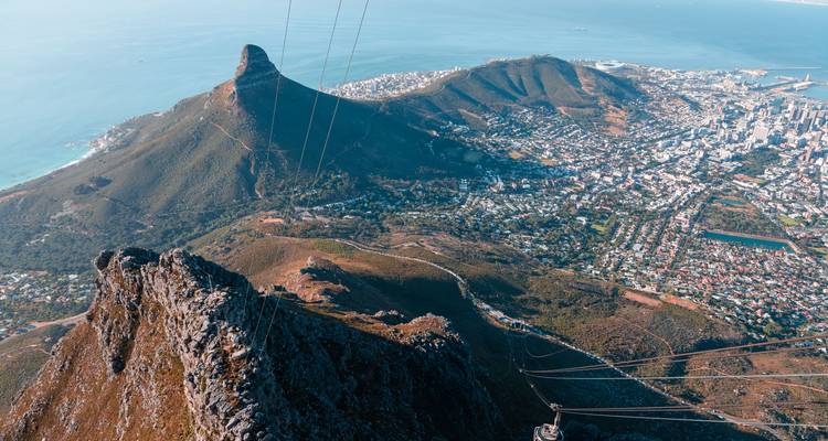 Hoher Aussichtspunkt der Zahnradbahn zum Tafelberg mit Blick auf den Löwenkopf und die sich bis zum Meer erstreckende Stadt.
