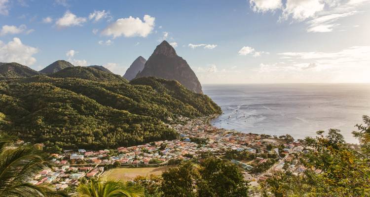 Une vue aérienne de la ville de Soufrière en dessous des pics dramatiques des Pitons de Sainte-Lucie.