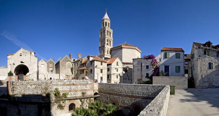 Vue dégagée du ciel bleu du Palais de Dioclétien de Split et de son clocher s'élevant au-dessus des bâtiments en pierre.