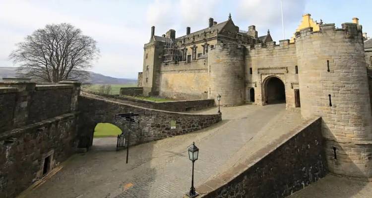 Historisch Stirling Castle met stenen muren, poort en binnenplein bovenop een rotsachtige rotsen.