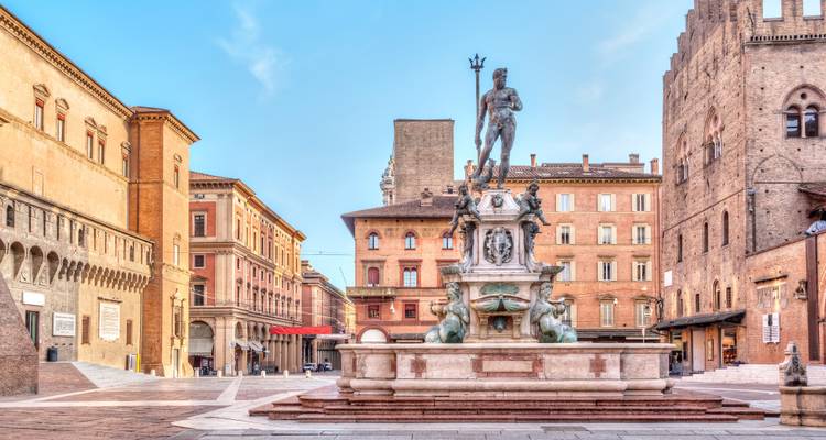 Fontein van Neptunus die de Piazza del Nettuno in Bologna domineert, omringd door elegante historische paleizen in helder ochtendlicht.
