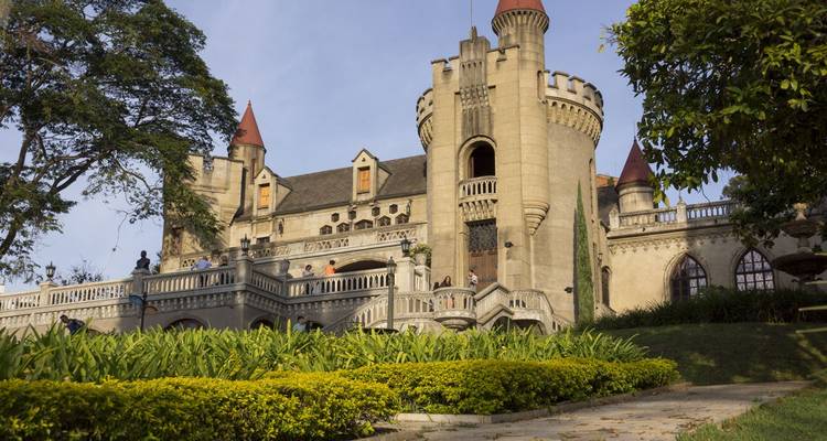 Sprookjesachtige El Castillo Museum met torentjes en verzorgde tuin in Medellín