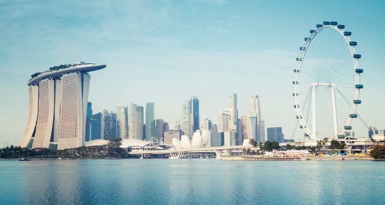 Skyline moderne de Singapour mettant en vedette Marina Bay Sands, le musée ArtScience et la Singapore Flyer se reflétant dans une eau calme.