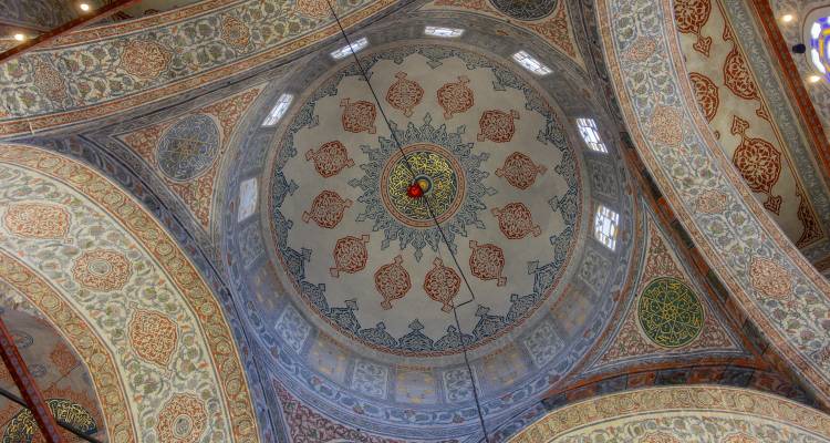 Ingewikkeld interieur koepel van de Blauwe Moskee met gedetailleerde Ottomaanse Iznik-tegelpatronen.
