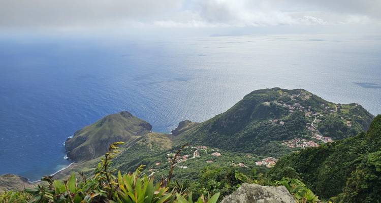 Point de vue côtier élevé surplombant des crêtes d'un vert luxuriant et la vaste mer bleue