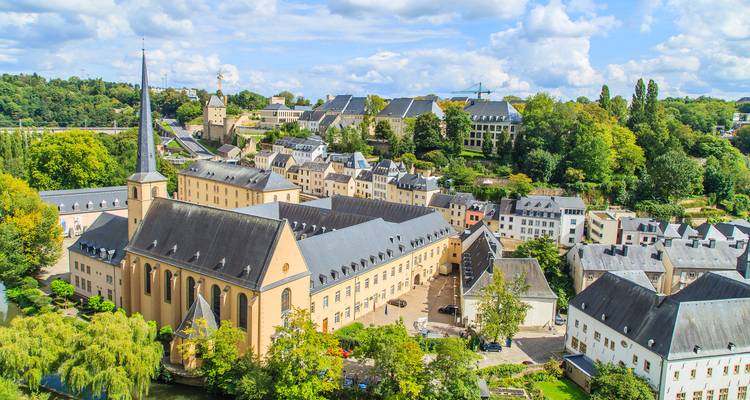 Vue aérienne diurne de l'Abbaye de Neumünster du Luxembourg et de la verdure environnante de la vallée.