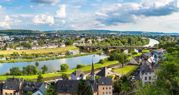 Vue panoramique sur la vallée de la Moselle avec vignobles, pont et paysage urbain du Luxembourg.