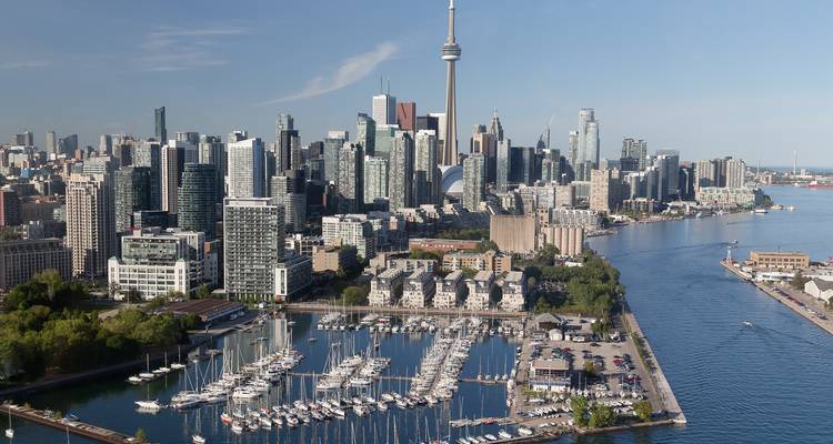 Luchtfoto van de haven van Toronto, jachthaven en skyline van het centrum, met de CN Tower als dominante verschijning.