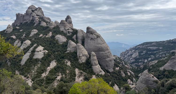 Les pics dentelés et imposants du massif de Montserrat se dressant contre un ciel spectaculaire.