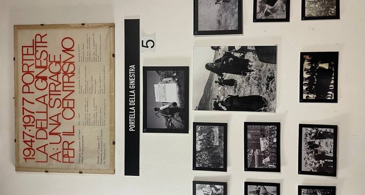 Affichage mural du musée présentant des photographies historiques et des panneaux de texte en italien relatifs à Portella della Ginestra.