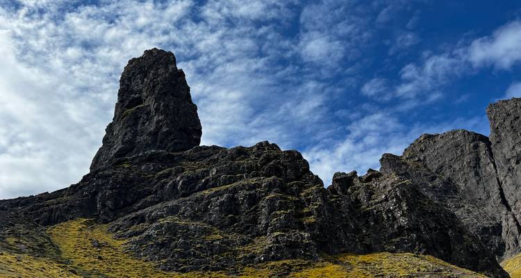 Les pics rocheux déchiquetés de l'Old Man of Storr sous un ciel bleu