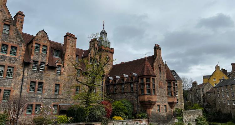 Des bâtiments de grès victoriens charmants aux toits rouges à Dean Village