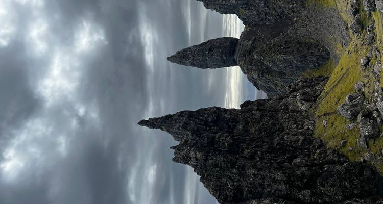 Des ciels gris et mouvementés surplombant les pics de la formation rocheuse du Vieillard de Storr