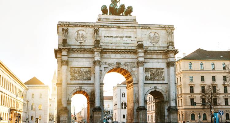 Vue lumineuse du matin de l'arc de triomphe Siegestor de Munich encadré par l'architecture urbaine classique.
