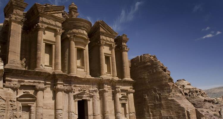 Iconische in rotsen uitgehouwen gevel van het Klooster in Petra tegen een diepblauwe woestijnhemel