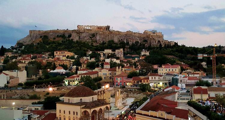 Avondsilhouet van Athene met de verlichte Acropolis-heuvel in de schemering, gezien vanuit Monastiraki.