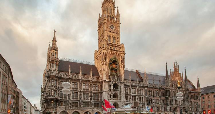 Vue de face de la Néues Rathaus de style néogothique de Munich par un jour nuageux