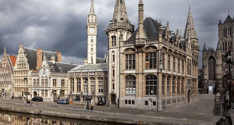 Historische gotische gebouwen van Gent onder een dramatische grijze lucht
