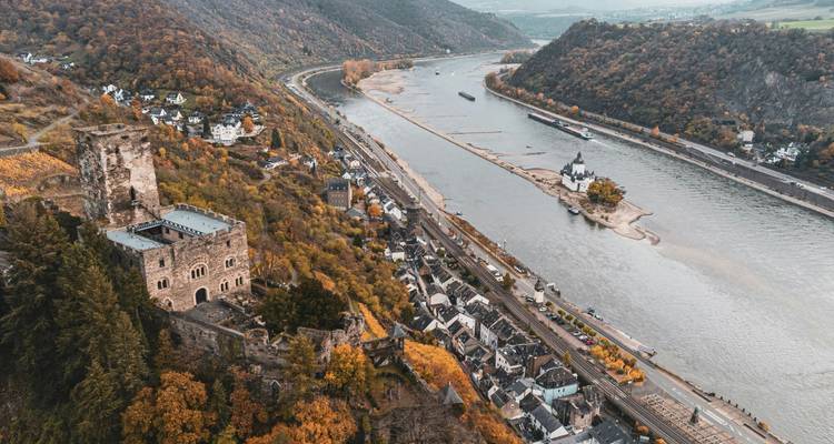 Herfstige luchtfoto langs de Rijnkloof met kasteelruïnes en kronkelende rivier