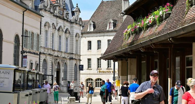 Bezoekers die door geplaveide straatjes en historische gevels in het centrum van Beaune lopen