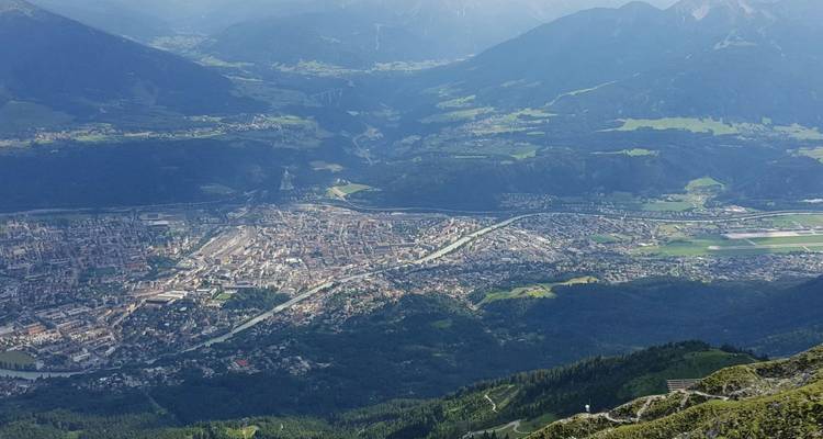Vue panoramique sur la vallée d'Innsbruck depuis un point d'observation situé en haute altitude alpine