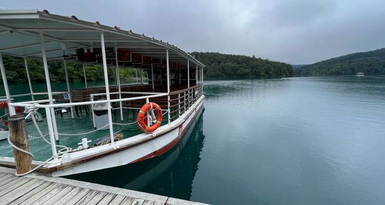 Bateau de passagers amarré sur le lac turquoise tranquille de Plitvice