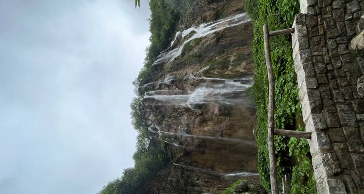 Les hautes chutes d'eau segmentées qui se déversent en cascade le long de falaises verdoyantes aux lacs de Plitvice