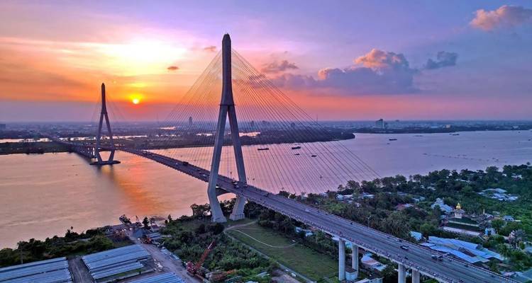 Can-Tho-Brücke, die sich bei lebendigem Sonnenuntergang über den Mekong erstreckt.