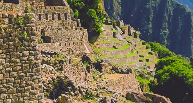Nahaufnahme der Steinmauern und Landwirtschaftsterrassen von Machu Picchu unter einem klaren Himmel.