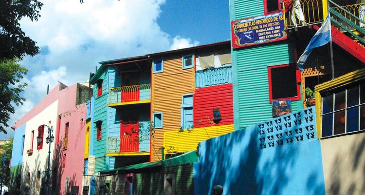 Rangée de maisons et de balcons aux couleurs vives dans le quartier coloré de La Boca