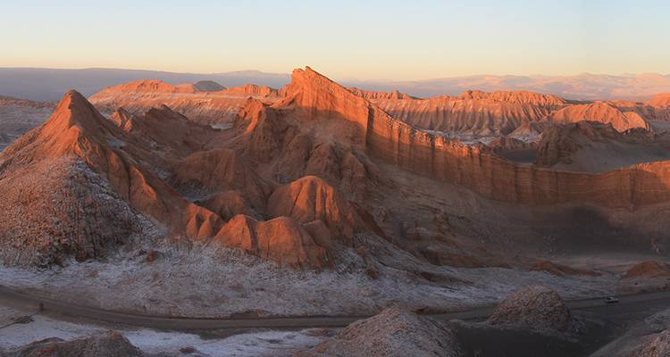 Vue panoramique du lever de soleil sur les crêtes dentelées de couleur rouille dans le désert de la Vallée de la Lune