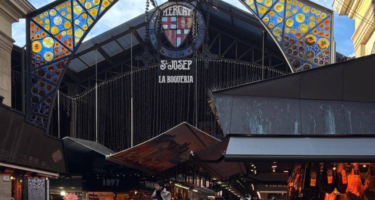 Arche d'entrée décorée du Mercat de Sant Josep La Boqueria avec ses nombreux clients.