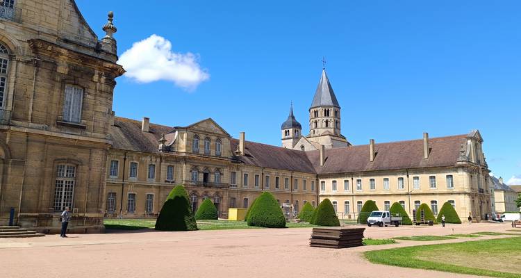 Longue aile du cloître et flèche de l'Abbaye de Cluny sur un ciel bleu dégagé