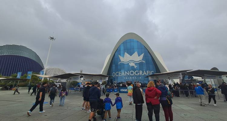 Des foules se sont rassemblées devant l'entrée distinctive en forme de coquille de l'Oceanografic de Valence lors d'une journée nuageuse.