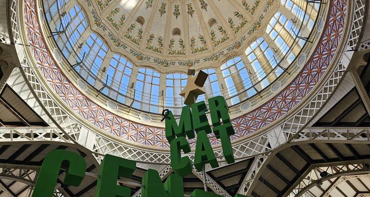 Plafond ornemental en vitrail en forme de dôme du Marché central de Valence avec une lumière naturelle éclatante qui s'y déverse.