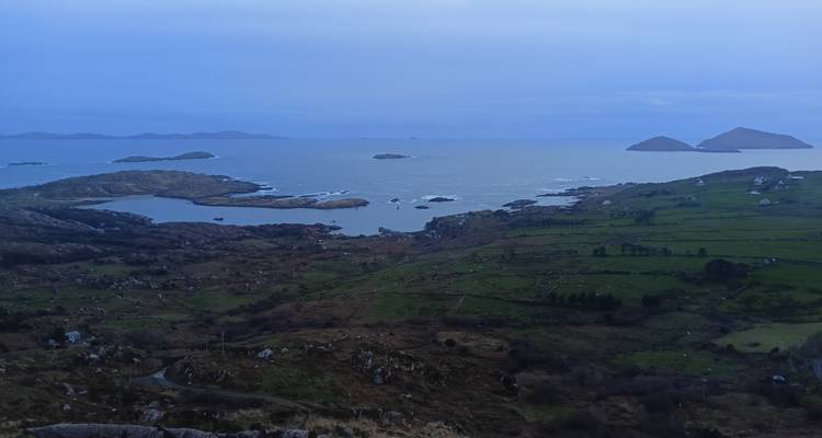 Panorama côtier crépusculaire de presqu'îles et de petites îles s'étendant dans l'Atlantique.