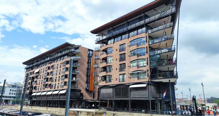 Immeubles d'appartements contemporains en bord de mer avec de grands balcons et des façades vitrées dans le port d'Oslo.
