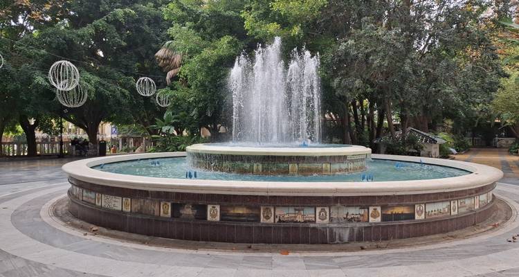 Ronde fontein met waterspuiten in een groene stedelijke park