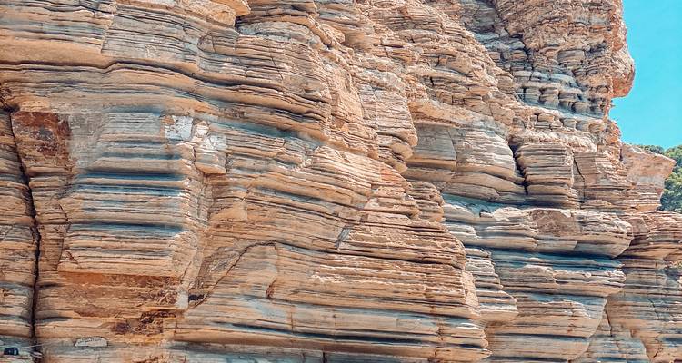Gros plan des parois rocheuses sédimentaires stratifiées présentant des stries vivaces.