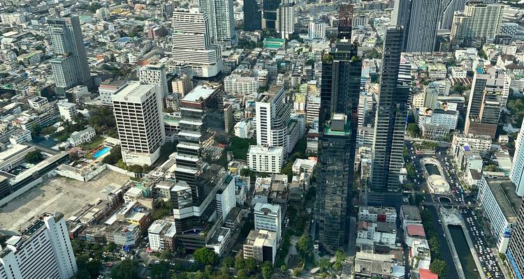 Panorama aéreo del denso paisaje urbano de Bangkok con rascacielos y calles muy abajo.