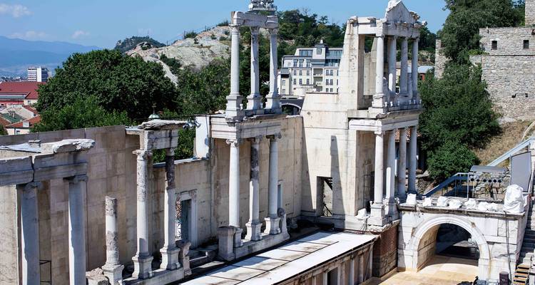 Les colonnes de pierre et les arches du théâtre romain de Plovdiv vus sous un autre angle.