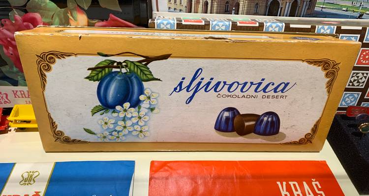 Retro kartonnen doos met Kroatische pruimensokoladedessert op een winkelcounter.