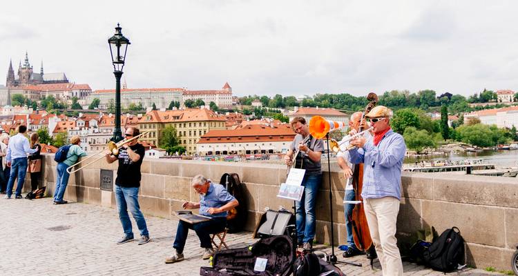 Des musiciens de rue se produisent avec des instruments en cuivre sur le Pont Charles de Prague.