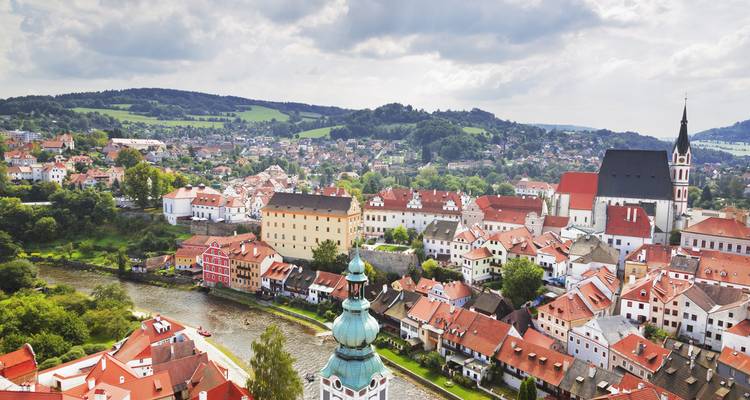 Panorama depuis les toits de la vieille ville aux toits rouges de Cesky Krumlov, encerclée par la rivière Vltava.