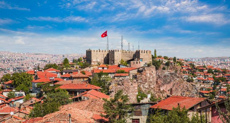Tagsüber-Ansicht der Burg von Ankara auf einem felsigen Hügel, umgeben von roten Dächern der Altstadt.