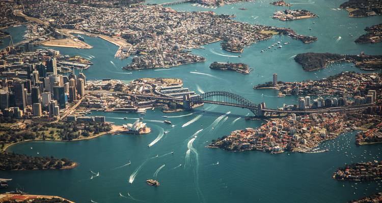 Geweldig luchtfoto van Sydney Harbour met de brug, Opera House en drukke vaarwegen.