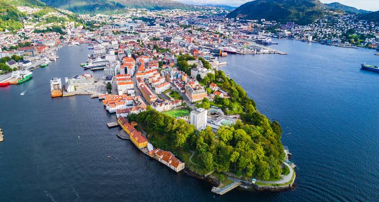 Vista de dron de la histórica península de Bryggen en Bergen rodeada de agua azul profunda y barcos
