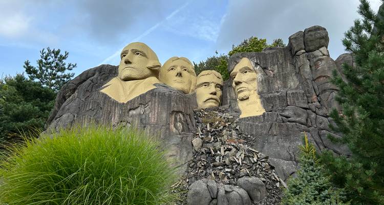 LEGO replica van Mount Rushmore in een rotsachtige aangelegde tuin.