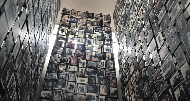 Les murs imposants couverts de milliers de photographies en noir et blanc à l'intérieur du Musée mémorial de l'Holocauste aux États-Unis.
